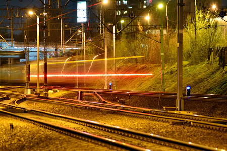 夜间长时间曝光的火车运动图片