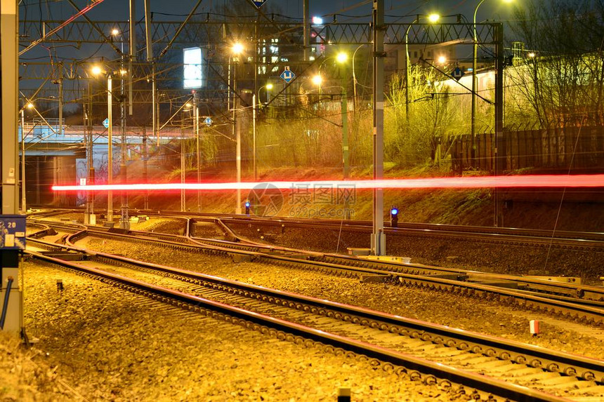 夜间长时间曝光的火车运动图片