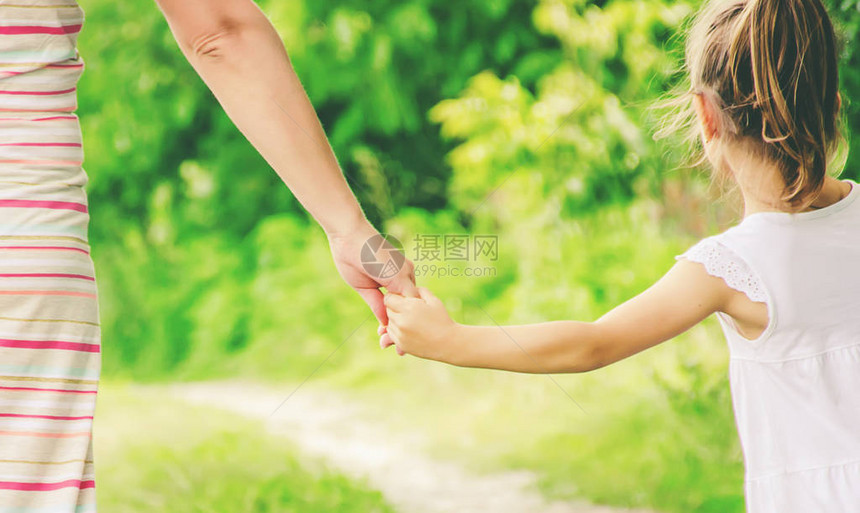 妈和女儿手牵着手走在路上自然图片