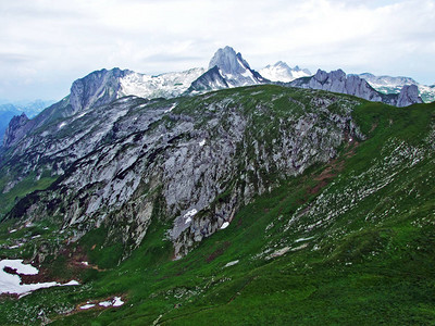 山脉的高山景观和岩石山峰图片