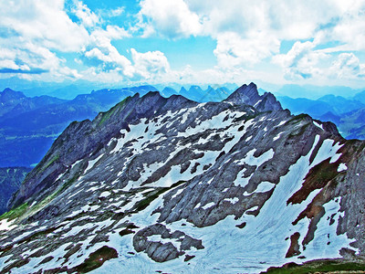 山脉的高山景观和岩石山峰图片