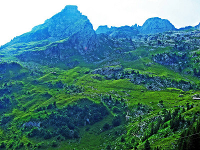 山脉的高山景观和岩石山峰图片