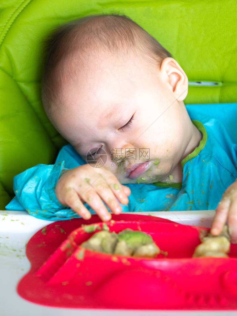 宝一边睡觉一边吃蔬菜的BLW方法图片
