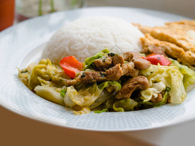 泰式和中式炒Wombok或大白菜蚝油猪肉图片