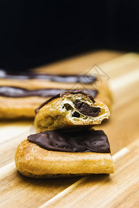 EclairCrepspy奶油蛋糕与黑暗巧克力图片