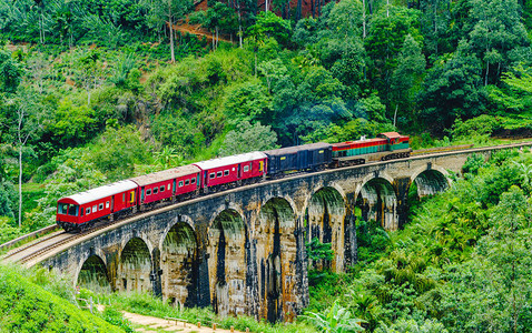 火车飞越斯里兰卡埃拉的九大拱桥经过斯里背景图片