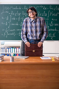 课堂上有趣的男数学老师图片