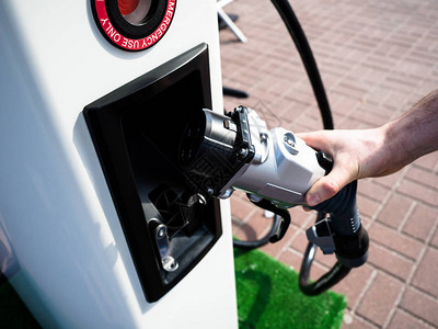 电动汽车充电源电动汽车充电站关闭插入正在充电的动汽车的电源图片