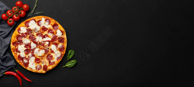 黑色背景的披萨薄饼带空图片