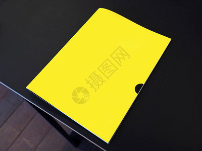空白黄色目录笔记本杂志书贴在木制桌子上案背景图片