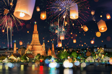 曼谷新年的倒计时烟花和灯笼在泰国曼谷Wat图片