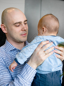 一个有爱心的年轻父亲和他漂亮的婴儿可爱的混血儿子婴儿父亲图片