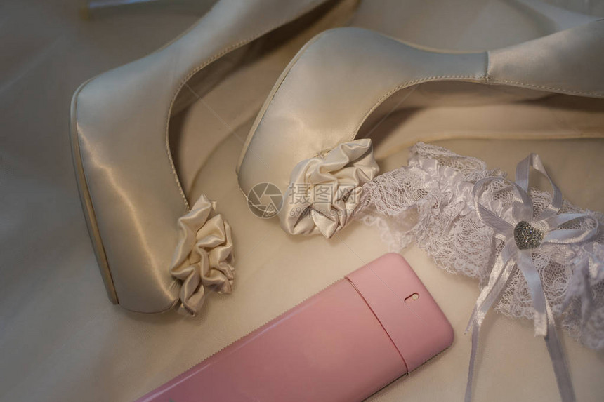 婚礼女鞋和礼服上的香水图片