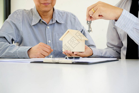 房地产经纪人住宅和汽车租金登记合同的不动图片
