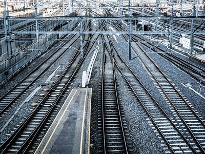 铁路轨道高速铁路多条铁路轨道开关决策分离和领导素质的象图片