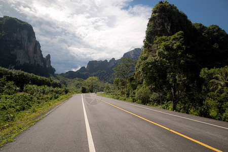 泰国美丽浪漫的山路道路曲线丛林中的热带道路风景泰国图片