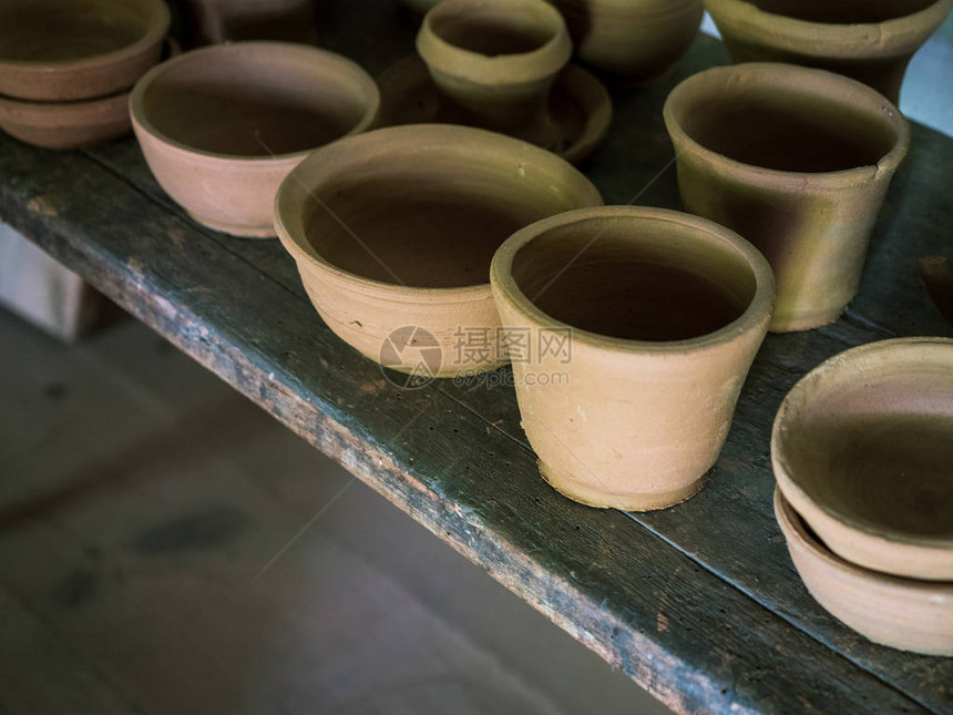 陶瓷手工陶器工匠艺术家制作工艺陶器陶器车间的货架上摆满了手工制作的菜肴和陶图片