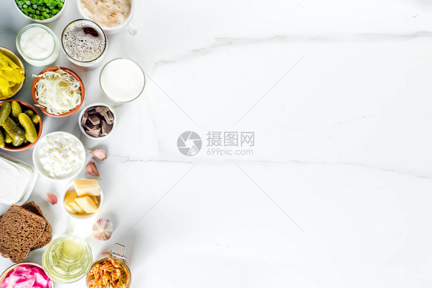 白色大理石背景复制空间顶视图上的超级健康益生菌发酵食品来源图片