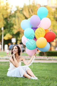 美丽的女孩有彩色气球图片