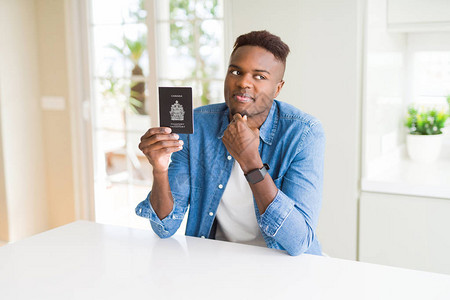 持有加拿大护照的非洲裔美国人严肃地思考问题图片