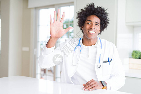 在诊所的非裔美国医生男子展示和指着五号手指图片