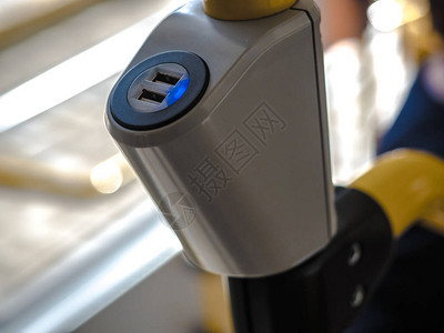 USB电源插座在公交车上为移动车充电背景图片