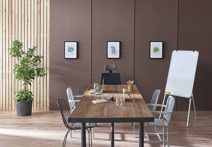 棕色墙和木质背景木制桌子配有椅子厂和图片