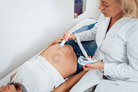 妇科医生检查孕妇胎儿多普勒心脏听诊医生办公室的病人诊断保图片