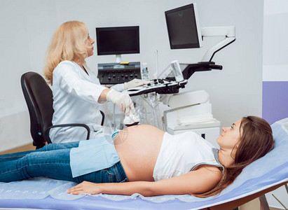 专业医生通过超声波对孕妇进行筛查胎儿健康监测诊断保图片