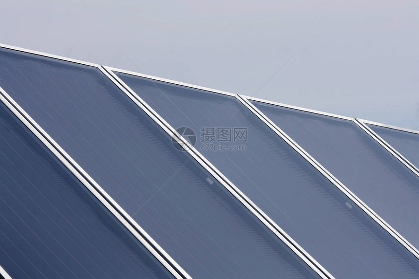 房子屋顶上的太阳能系统太阳能对自然和图片