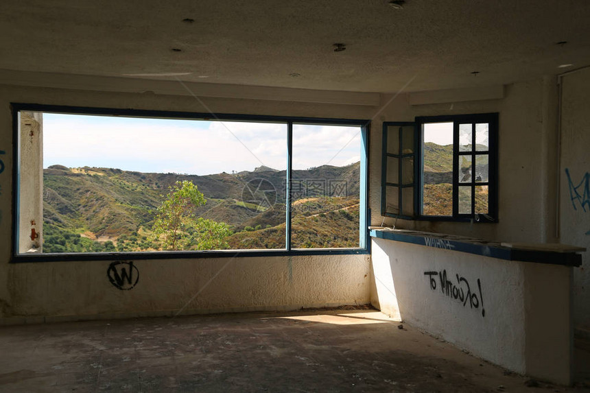 Skioni村被摧毁的旅馆的窗户上看到的景象图片