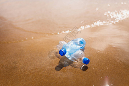 海滩上浪费的塑料瓶图片