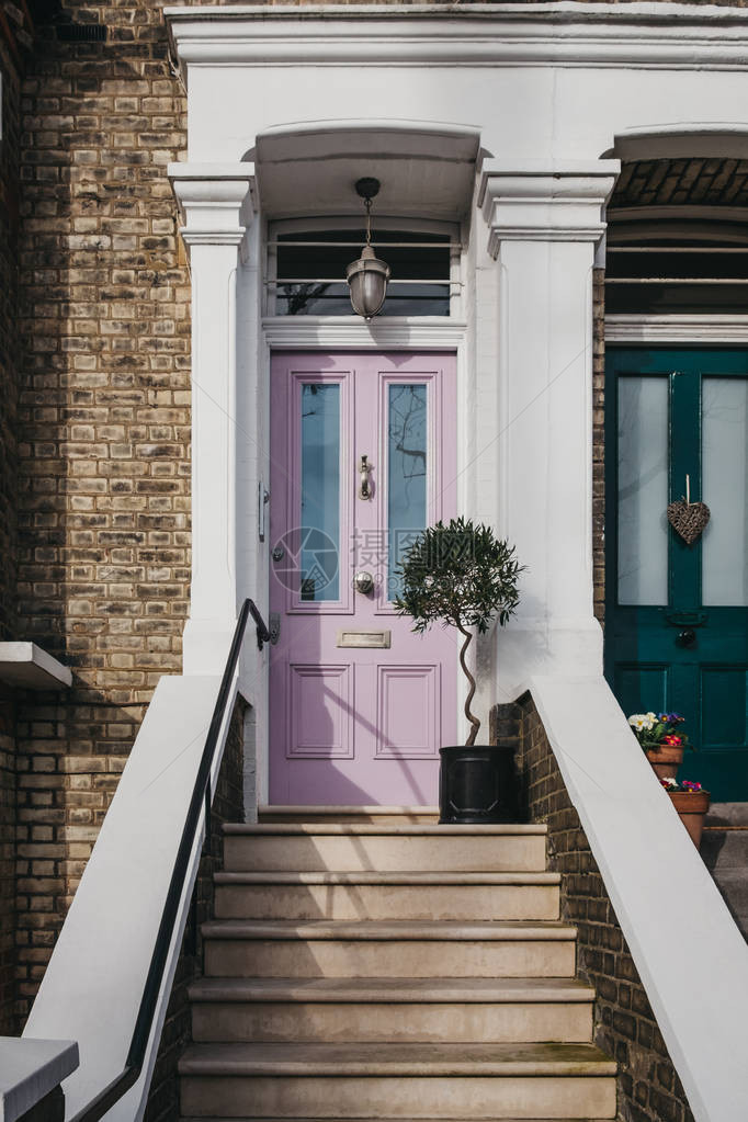 粉红色门贴在英国伦敦传统英语图片