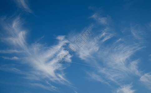蓝天上的旋风云图片