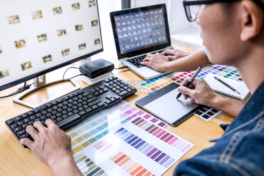 由年轻同事组成的创意平面设计师团队在工作场所从事颜色选择和绘图工作图片