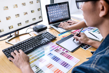 由年轻同事组成的创意平面设计师团队在工作场所从事颜色选择和绘图工作图片