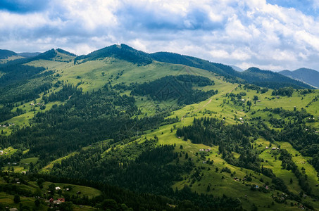 鸟瞰图山丘家夏季景观乌克兰图片