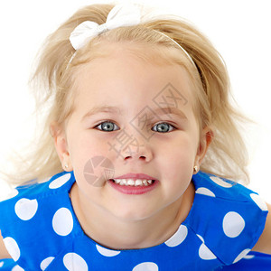 一个可爱的小女孩露出干净的牙齿图片