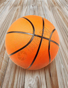 木地板上篮球的特写图片