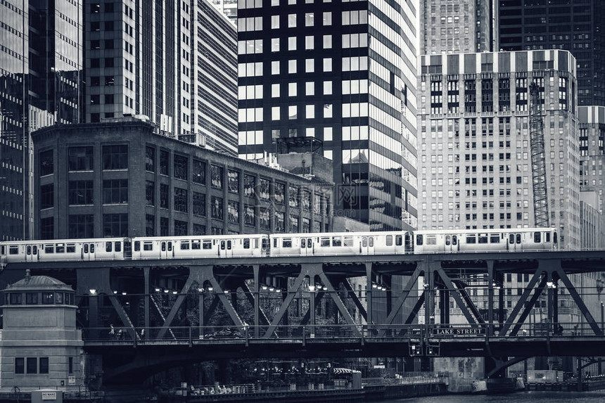 美国芝加哥高铁列车的黑图片