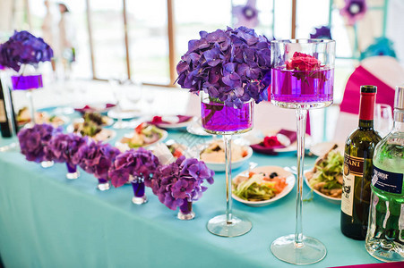 在餐厅的桌子上盛着紫花婚图片