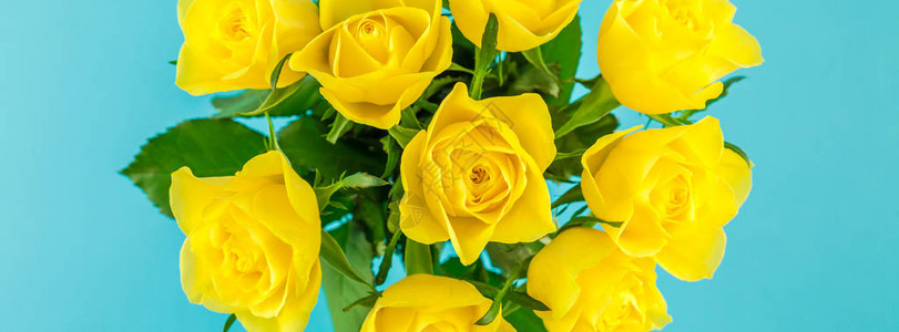 创用CCBYNCSA2创意顶级观点平面铺设新黄色玫瑰花束图片