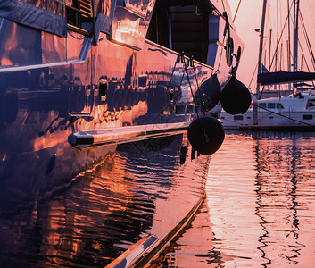 港湾风景与游艇的详情在码头湾美丽的日图片