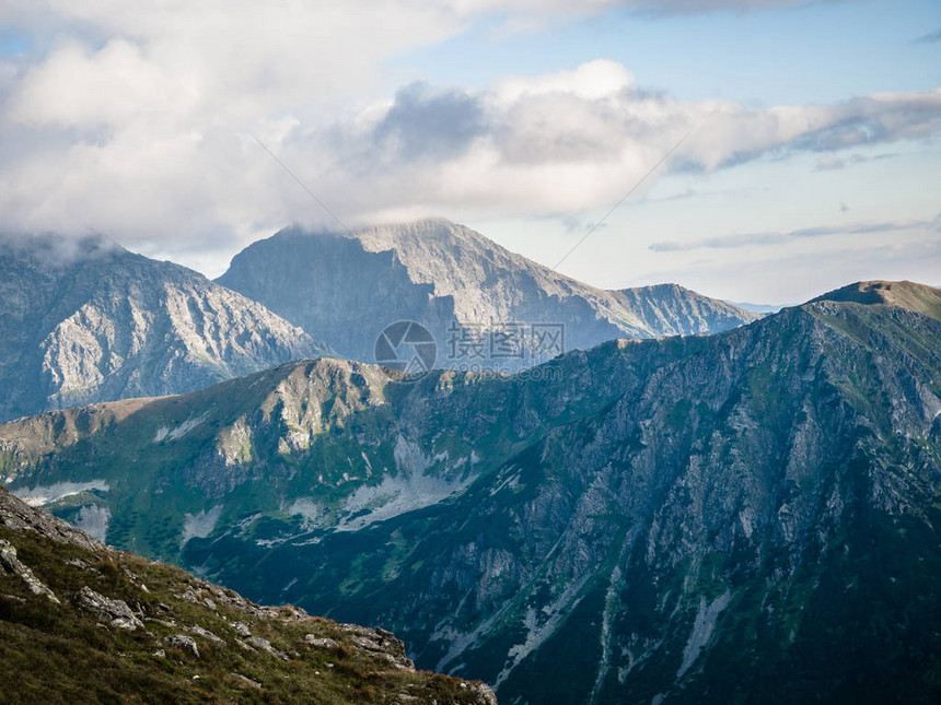 东欧喀尔巴阡山脉的塔特拉山部分在斯洛伐克和波兰之间创造了自然边界图片