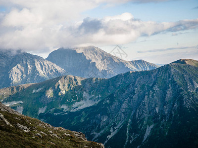 东欧喀尔巴阡山脉的塔特拉山部分在斯洛伐克和波兰之间创造了自然边界图片