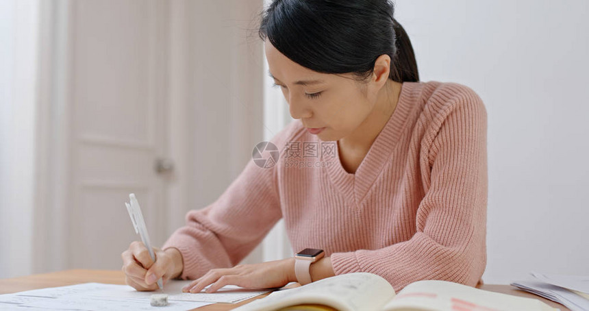亚洲妇女在家学习图片