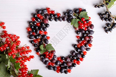 黑鹅莓黑桃和红豆新鲜的夏果在白桌上顶端图片