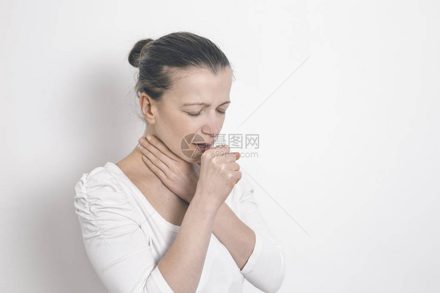 女人咳嗽坚持喉咙痛图片