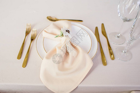 婚宴桌用餐盘刀和叉子蜡烛图片