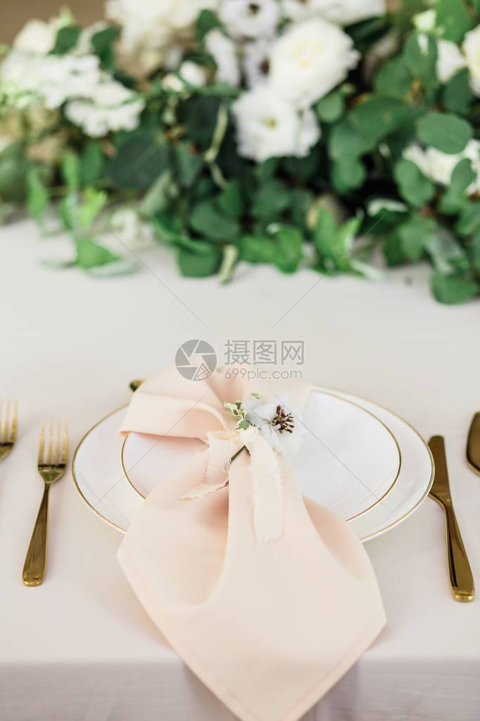 婚宴桌用餐盘刀和叉子蜡烛图片